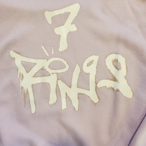 Ariana grande- lavender 7 rings crewneck - Picture 2 of 5